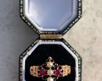 Anillo victoriano de oro rosa de 14 quilates con hombros florales y perlas centrales.