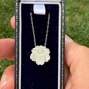 Halsband i sterlingsilver med snidad pärlemor och blomma