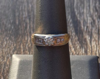 Anillo vintage de oro de 14 quilates con diamantes y detalles calados en la galería.