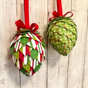 Set di 2 decorazioni natalizie in carta a forma di pigna / Decorazioni per alberi verde lime e rosso / Decorazioni divertenti per le feste / Regalo fatto a mano / Hostess