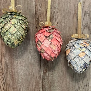 Decorazioni natalizie in carta a forma di pigna con motivi William Morris / Regalo unico fatto a mano per le feste / Decorazioni per alberi in stile fattoria / Regalo per l'ospite