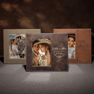 Könnte beinhalten: Drei ledergebundene Fotorahmen in Beige- und Brauntönen. Jeder Rahmen zeigt ein Hochzeitsfoto. Der mittlere Rahmen trägt den Text "Willis & Alice" und das Hochzeitsdatum. Die Rahmen sind auf einer dunklen Oberfläche angeordnet.