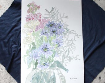 Puede incluir: Pintura a la acuarela de un arreglo floral en un jarrón. El ramo presenta flores rosas, moradas y blancas con follaje verde. El jarrón es de color verde claro y el fondo es blanco.