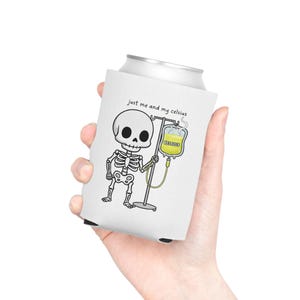 Skelett mit Infusionsbeutel Spruch ""just me and my celsius"" Dosenkühler | Getränke Koozie Bild 5