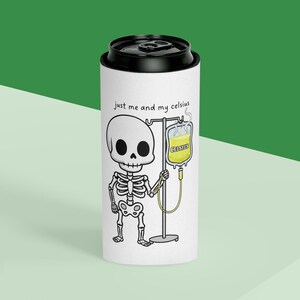 Skelett mit Infusionsbeutel Spruch ""just me and my celsius"" Dosenkühler | Getränke Koozie Bild 7