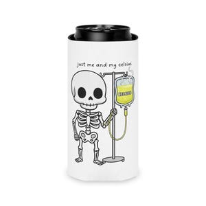 Skelett mit Infusionsbeutel Spruch ""just me and my celsius"" Dosenkühler | Getränke Koozie Bild 4