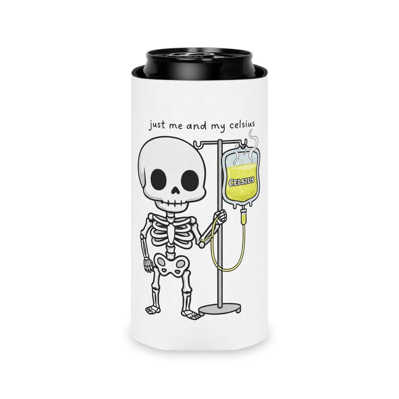 Skelett mit Infusionsbeutel Spruch ""just me and my celsius"" Dosenkühler | Getränke Koozie Bild 4
