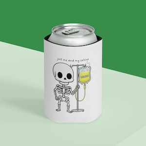 Skelett mit Infusionsbeutel Spruch ""just me and my celsius"" Dosenkühler | Getränke Koozie Bild 1