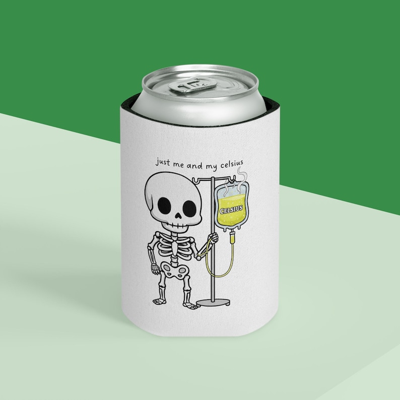 Skelett mit Infusionsbeutel Spruch ""just me and my celsius"" Dosenkühler | Getränke Koozie Bild 1