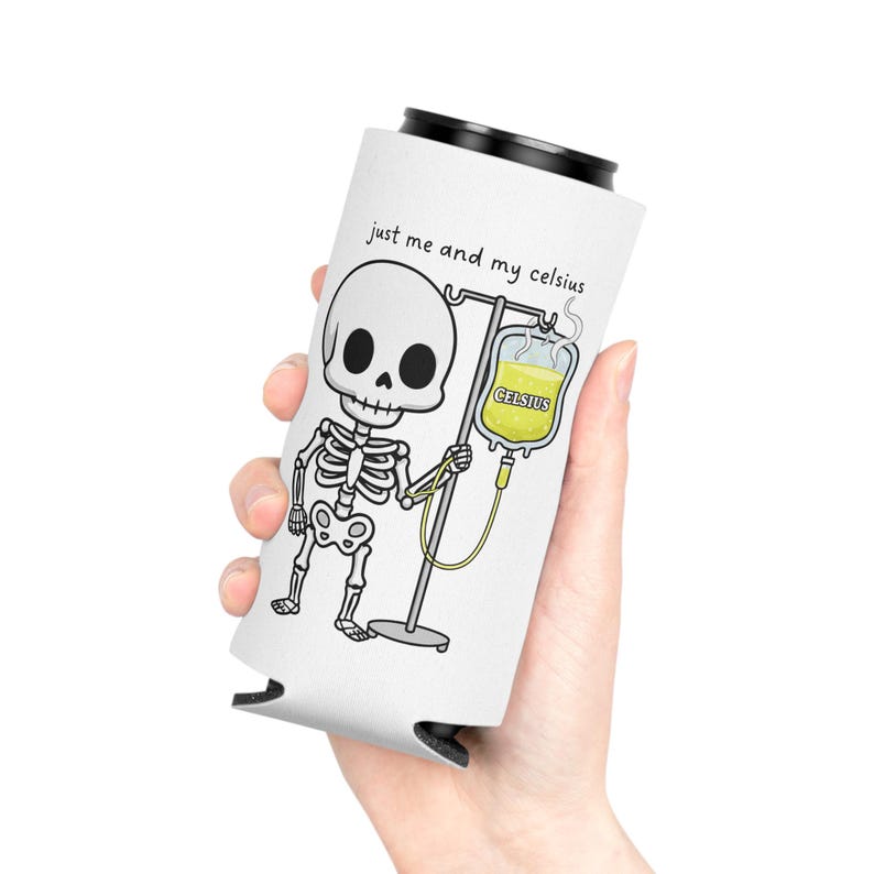 Skelett mit Infusionsbeutel Spruch ""just me and my celsius"" Dosenkühler | Getränke Koozie Bild 6