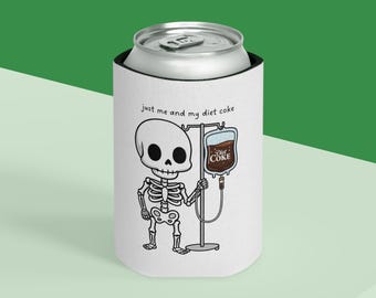 Squelette avec sac à perfusion disant « juste moi et mon coke light » Refroidisseur de canettes | Boisson Koozie