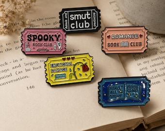Emaille spelden boekenclub, leesaccessoires in ticketstijl, prikbordversieringen tas jasje