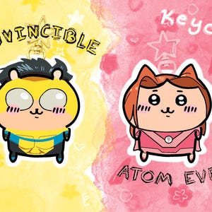 Puede incluir: Dos llaveros de los personajes Invencible y Atom Eve. El llavero de Invencible es amarillo, negro y azul. El llavero de Atom Eve es rosa y rojo. La palabra "Keychains!" está escrita encima del llavero de Atom Eve.