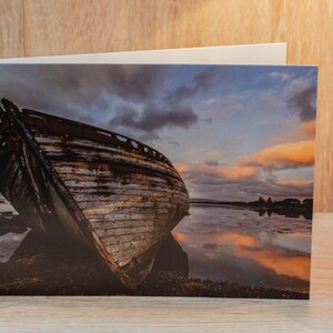 Tarjeta de felicitación con barcos abandonados al atardecer. Tarjeta de paisaje, tarjeta de atardecer, tarjetas de naturaleza, tarjetas de felicitación, atardecer, tarjeta de paisaje, tarjeta náutica.