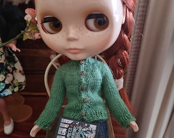 Hand knit plain green sweater for Blythe dolls / reversible cardigan or sweater / Blythe doll sweater / wool yarn with bronze anchor buttons