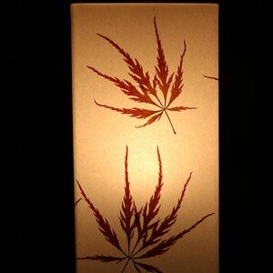 Lampa med pressade dekorativa lönnlöv bild 7