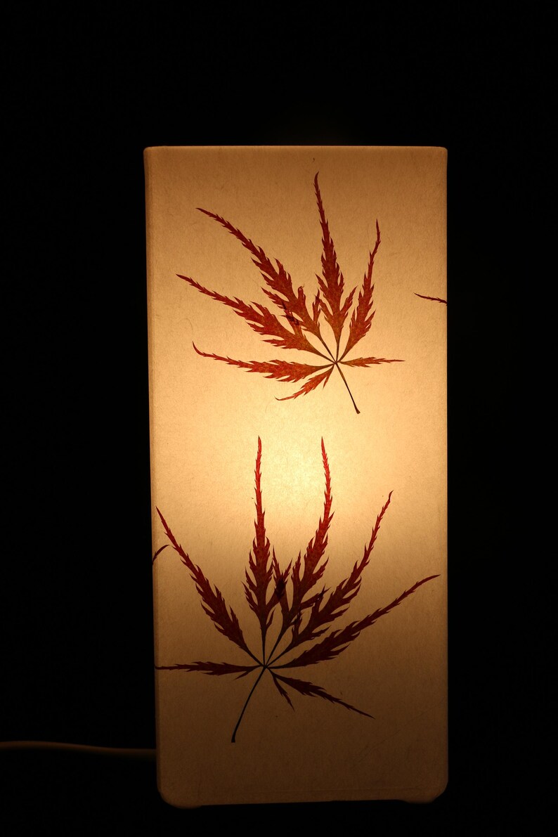 Lampa med pressade dekorativa lönnlöv bild 7