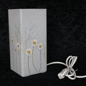 Lampe mit gepressten Gänseblümchen und Fontänengras, Lamp with pressed daisies image 3