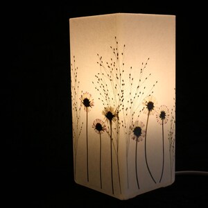 Lampe mit gepressten Gänseblümchen und Fontänengras, Lamp with pressed daisies image 1