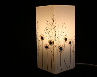 Lampe mit gepressten Gänseblümchen und Fontänengras, Lámpara con margaritas prensadas