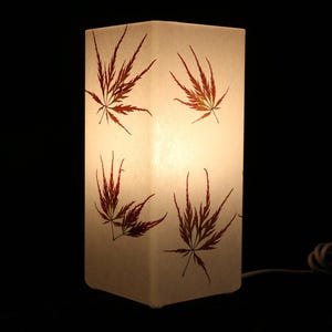 Lampe mit gepresstem Zierahorn, Lampe mit gepressten dekorativen Ahornblättern