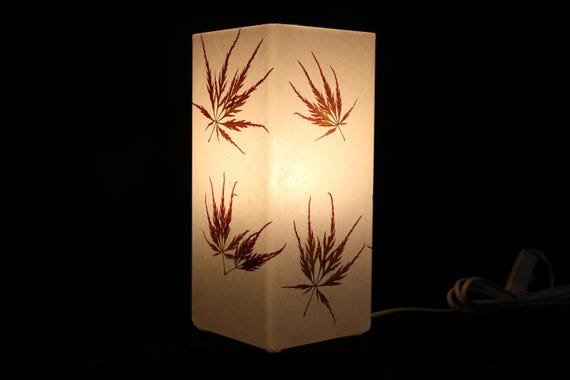 Lampe mit gepresstem Zierahorn, Lamp with pressed decorative maple leaves