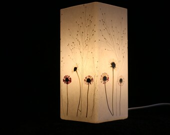 Lampe mit gepressten Gänseblümchen und Fontänengras