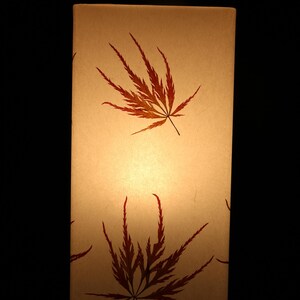 Lampa med pressade dekorativa lönnlöv bild 6