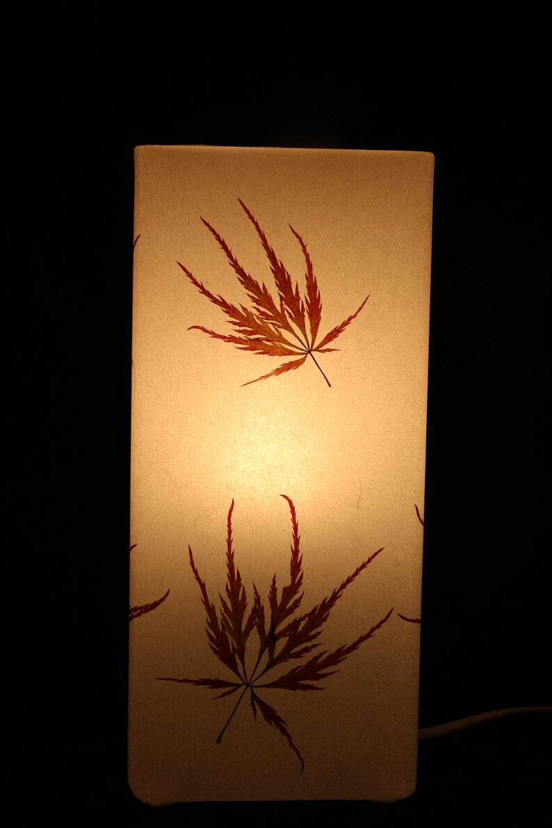 Lampa med pressade dekorativa lönnlöv bild 6