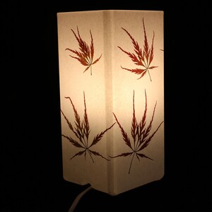 Lampa med pressade dekorativa lönnlöv bild 2