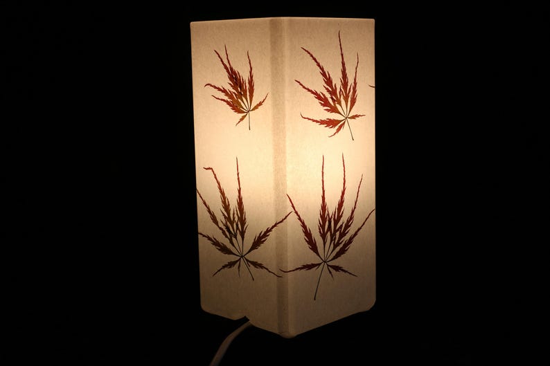Lampa med pressade dekorativa lönnlöv bild 2