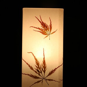 Lampa med pressade dekorativa lönnlöv bild 8