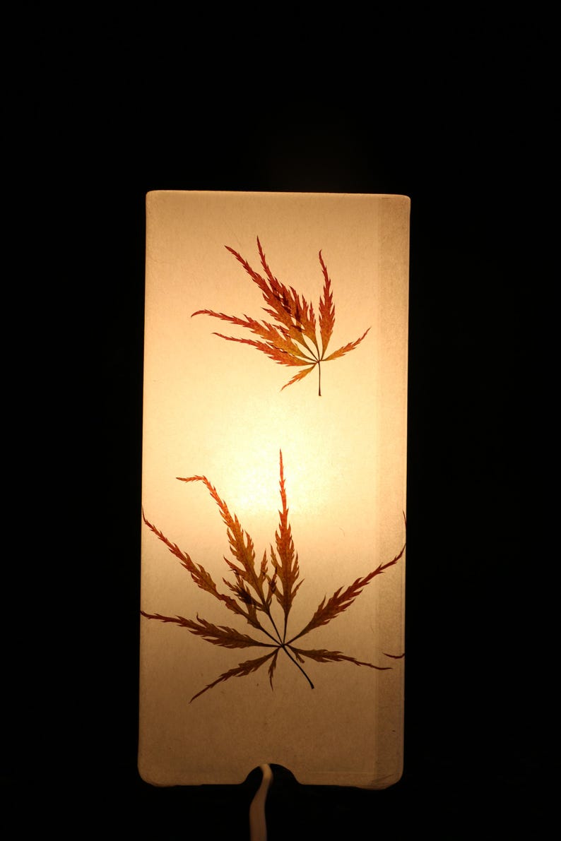 Lampa med pressade dekorativa lönnlöv bild 8