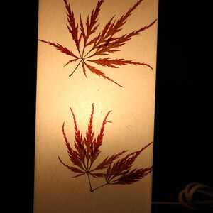Lampa med pressade dekorativa lönnlöv bild 5