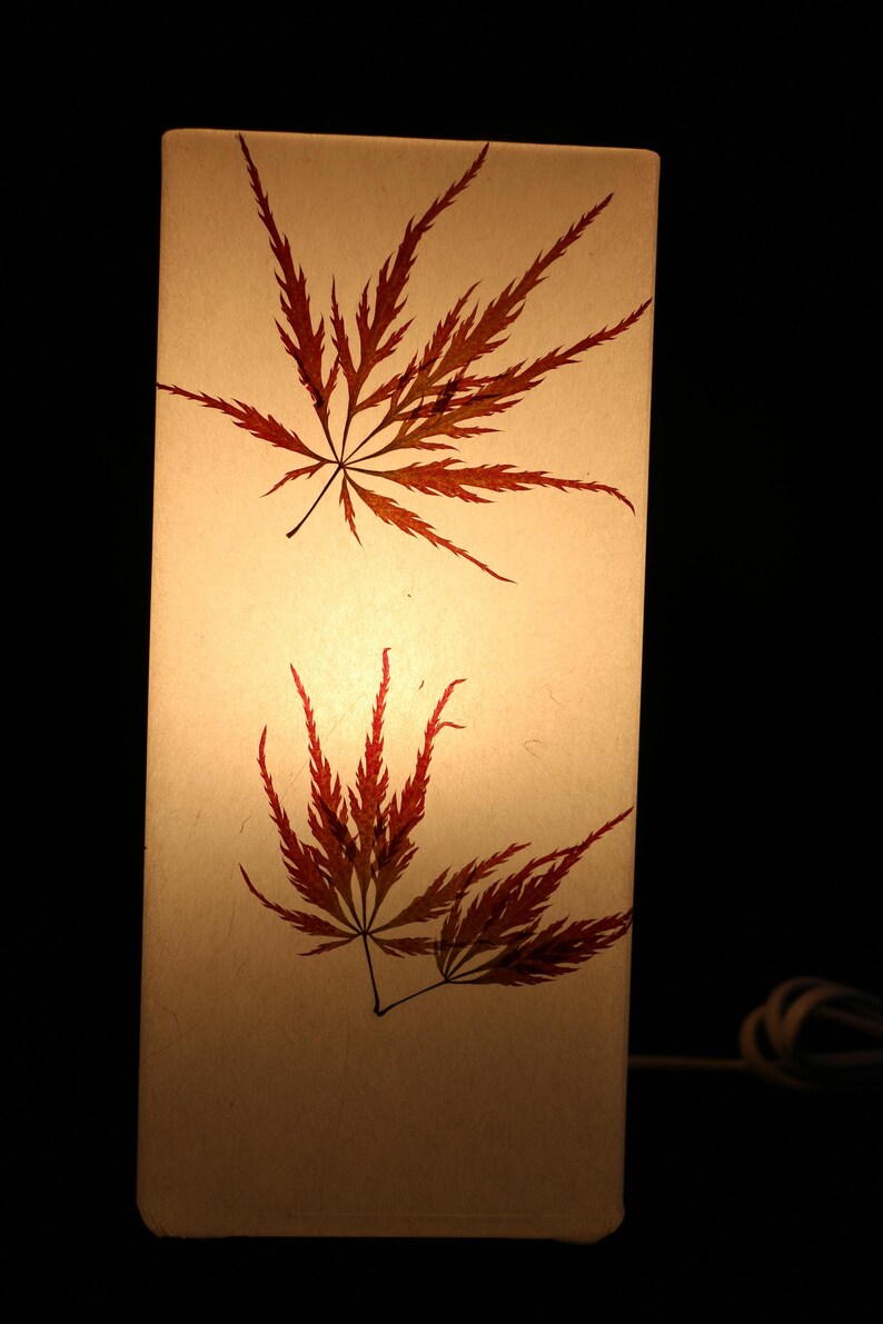 Lampa med pressade dekorativa lönnlöv bild 5