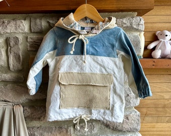 children's anorak, unlined, hood, large pocket with flap at the front, closed with Velcro, light children's coat, children's outer jacket