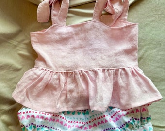 girl's top, tied with two buckles at the shoulders, ruffle at the bottom, top with tied straps, top with ruffle