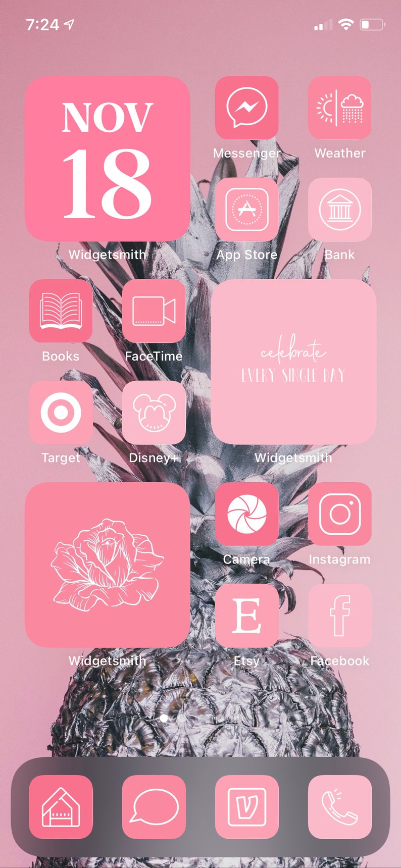 Puede incluir: Una pantalla de tel&eacute;fono rosa muestra iconos de aplicaciones sobre un fondo de pi&ntilde;a. La pantalla muestra la fecha 18 de noviembre e iconos de aplicaciones para Messenger, Tiempo, App Store, Banco, Libros, FaceTime, Target, Disney+, C&aacute;mara, Instagram, Etsy y Facebook.