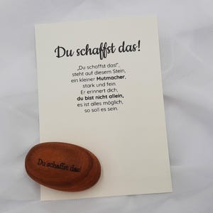 Du schaffst das - Handschmeichler Glücks Stein oval Kirschholz, Spruchkarte mit Holzstein und Gravur, Geschenk zur Prüfung Schulanfang