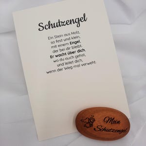 Schutzengel Handschmeichler Glücks Stein oval Kirschholz - Spruchkarte mit Holzstein und Gravur, Geschenk Geburtstag Taufe Kommunion