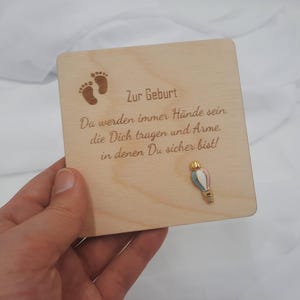 Holz Glückwunschskarte zur Geburt 10x10cm Babykarte mit Ballonanhänger - Geschenk zur Geburt und Schwangerschaft, Babygeschenk Junge Mädchen