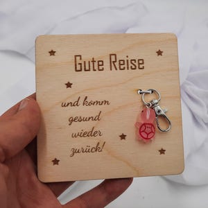 Reise Glücksbringer Schlüsselanhänger Schildkröte auf Holzkarte 10x10cm - Spruchkarte, kleines Geschenk , Mitbringsel, Mutmacher