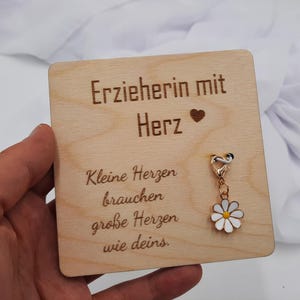 ErzieherIn Kindergartenabschied Schlüsselanhänger Blume auf Holzkarte 10x10cm - Spruchkarte, kleines Geschenk , Mitbringsel, Schulanfang