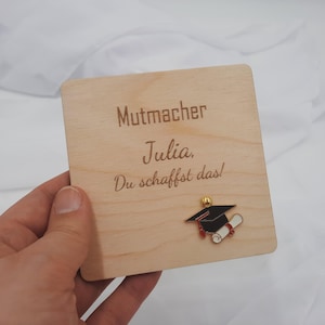 Prüfung Glücksbringer Holzkarte 10x10cm mit Anhänger - Prüfungshelfer, Geschenk Schule Abschlussprüfung Abi Klausur, Mutmacher, Geschenk