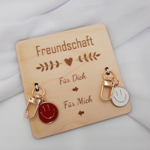 Freundinnen Schlüsselanhänger zum Teilen auf Holzkarte 10x10cm - Spruchkarte, kleines Geschenk , Mitbringsel, Freunschaftsanhänger