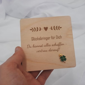 Glücksbringer Holzkarte 10x10cm mit Kleeblatt Anhänger - Mutmacher, Spruchkarte, kleines Geschenk Schule Prüfung Neuanfang , Mitbringsel