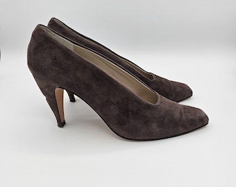 Tacones vintage Via Spiga 8.5 – Zapatos de salón de ante beige de los años 80 y 90 – Hechos en Italia – Zapatos de diseño clásicos