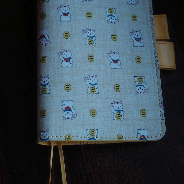 Funda Hobonichi de tela Lucky Cat A5/A6: piel vegana, ranuras para tarjetas y portabolígrafos