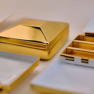 ポータブル真鍮水彩絵の具箱は耐久性に優れ、外層は18K金メッキが施されています。