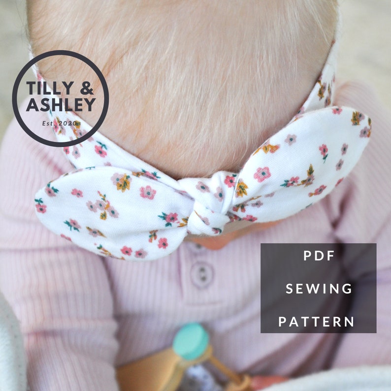 Puede incluir: Una diadema blanca con estampado floral y un lazo. La diadema est&aacute; atada alrededor de la cabeza de un beb&eacute; que lleva una camisa rosa. El texto "TILLY & ASHLEY Est. 2020" est&aacute; en la diadema. El texto "PDF SEWING PATTERN" est&aacute; en la esquina inferior derecha de la imagen.